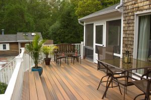 משדרגים את המרפסת - איך לשדרג את המרחב החיצוני בביתכם עם דקים למרפסת